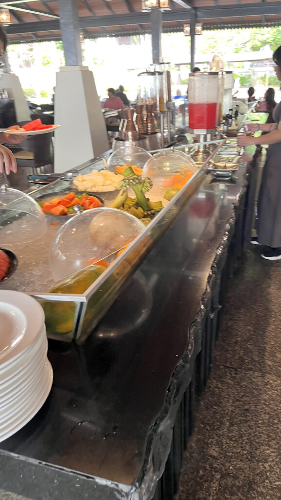 サラダエリアとジュース。スイカジュースとオレンジジュース