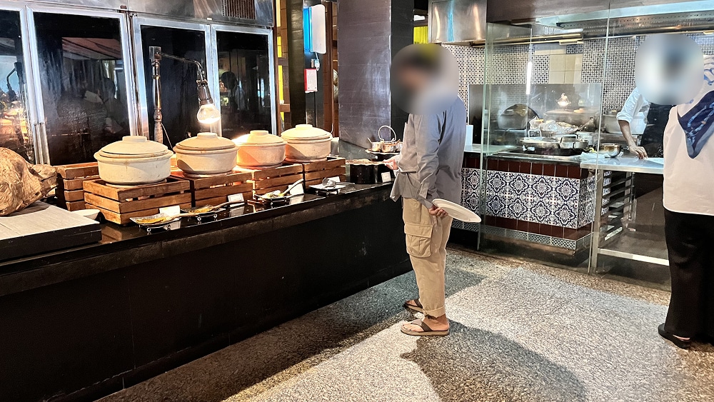 カレーエリア。焼き立てのロティ・チャナイ。