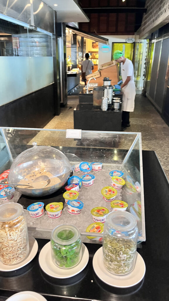 パン コール ラウト リゾートの朝食ブッフェ。ヨーグルトエリアと、奥はフレッシュジュース！